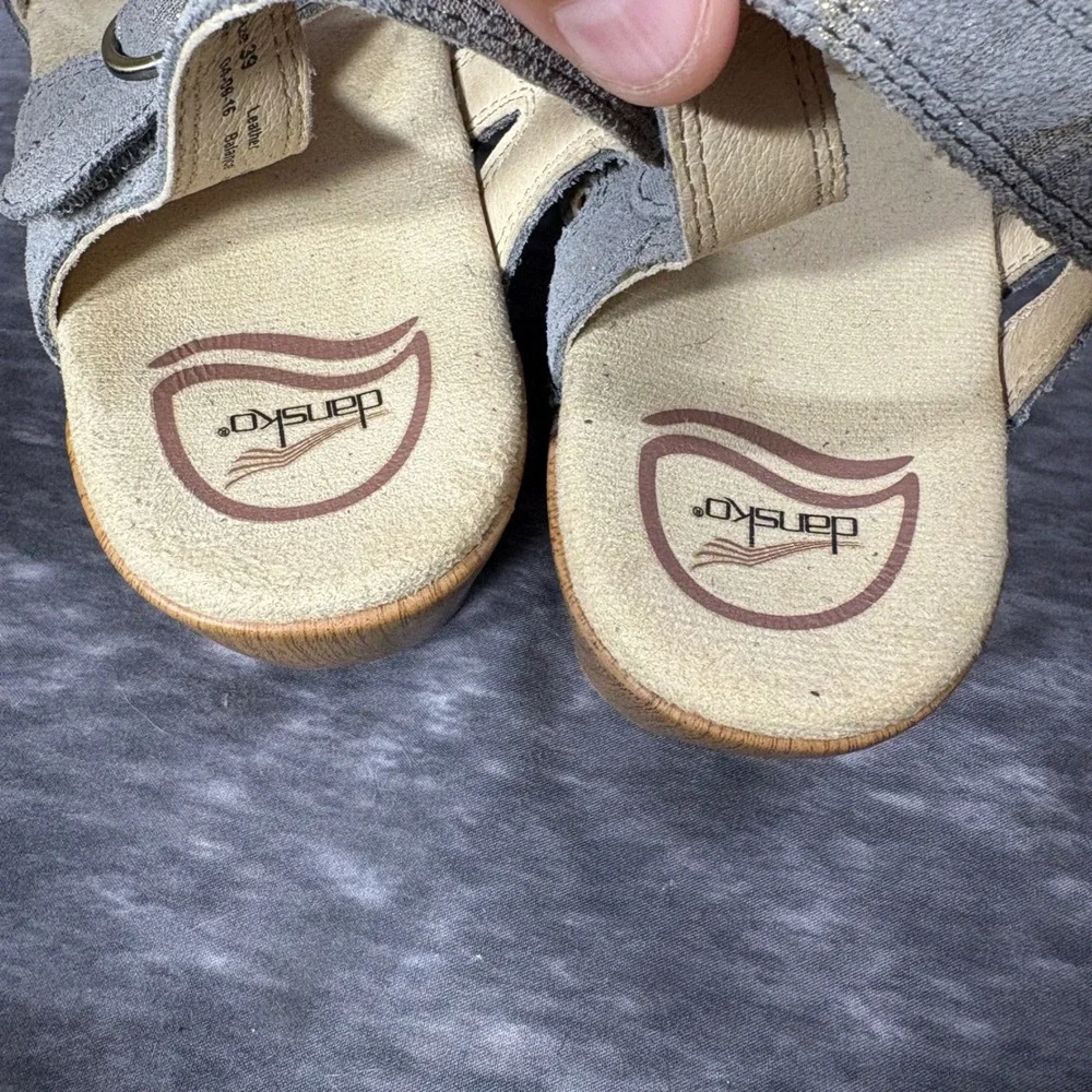 Dansko Season Wedge Sandals Womens Size 39 Gray Suede Gold Platform Buckle Strap